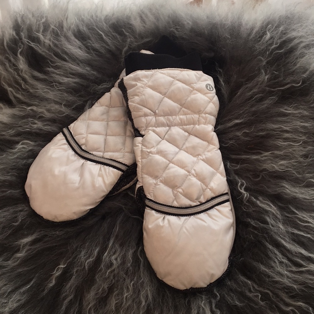 Lululemon No Shivers mittens o/s